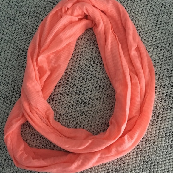 Gap Circle Scarf - Picture 1 of 2